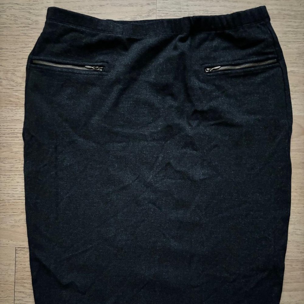 Max Studio Dark Gray Knee Length Skirt with Front Zipper Pockets